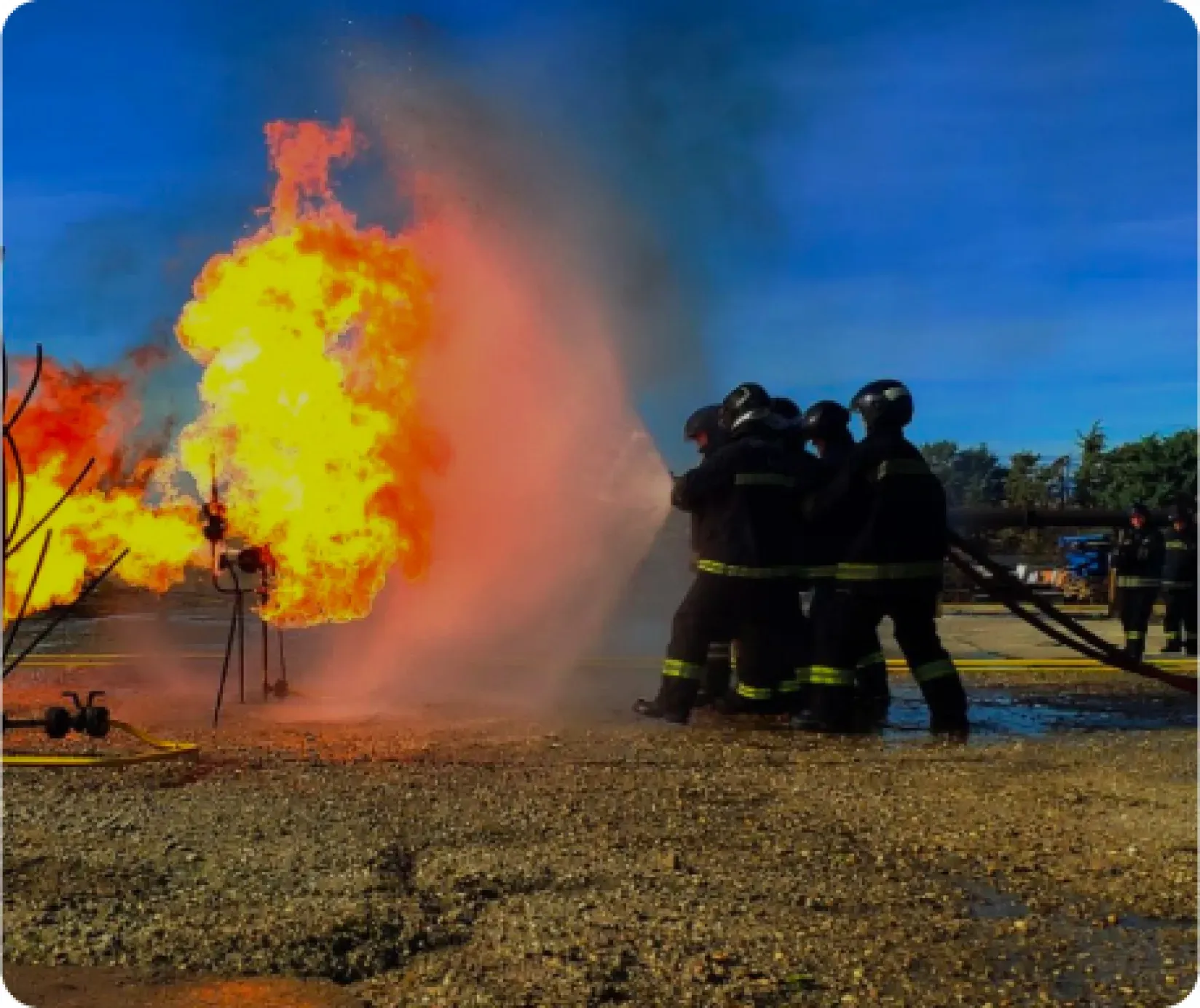 Bomberos apagando un fuego.
